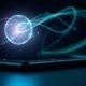 Bola de energia e tecnologia flutuando acima de um celular inteligente.