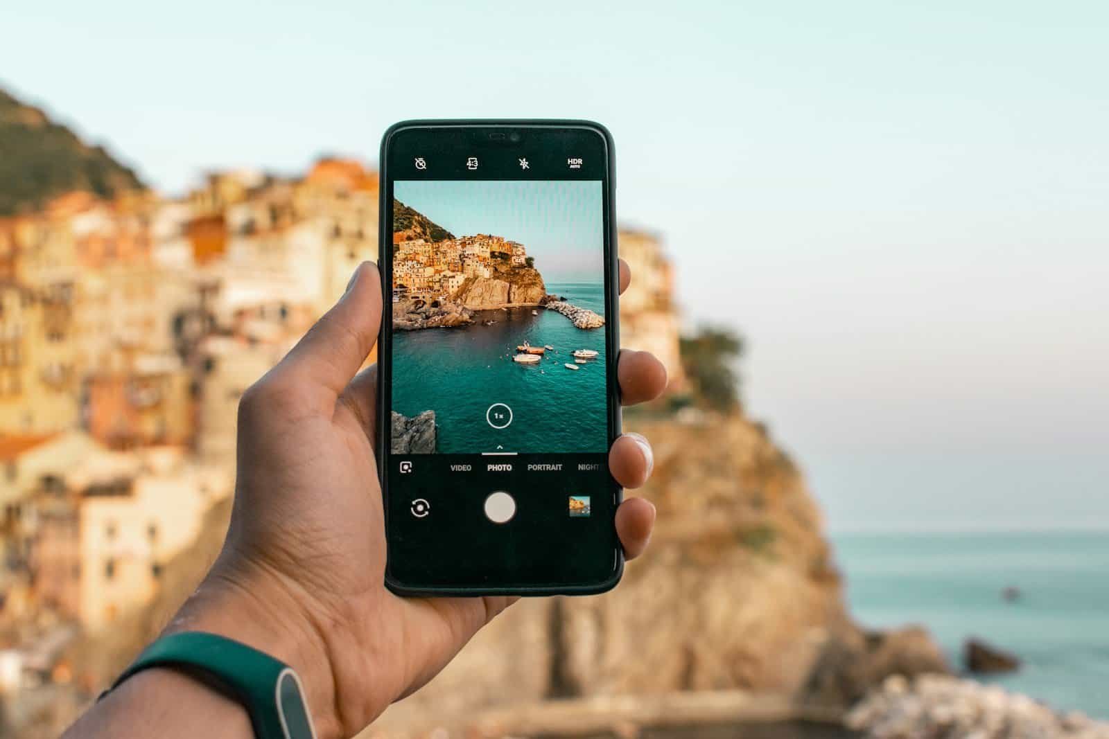 Tecnologia, fotografia móvel, turismo, fotos em dispositivo smartphone, paisagem costeira.