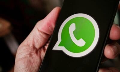 Ícone do WhatsApp no smartphone para mensagens instantâneas.