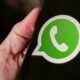 Ícone do WhatsApp no smartphone para mensagens instantâneas.