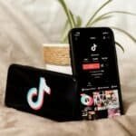 TikTok em smartphones com conteúdo de tecnologia e tendências digitais.