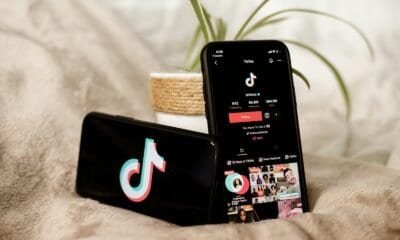 TikTok em smartphones com conteúdo de tecnologia e tendências digitais.