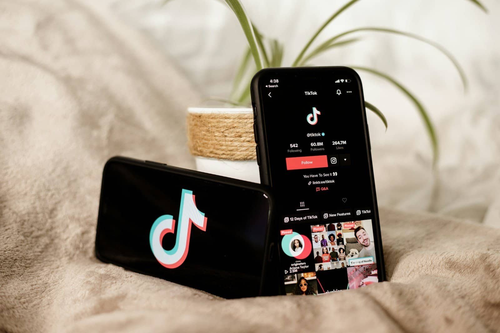TikTok em smartphones com conteúdo de tecnologia e tendências digitais.