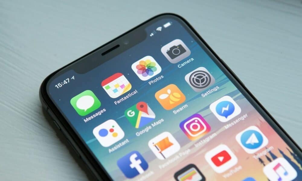 Aplicativos de smartphone com ícones variados para tecnologia e comunicação.