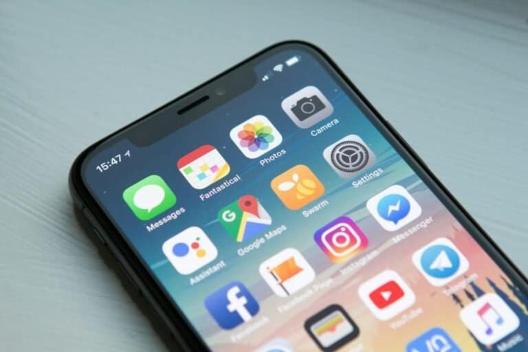 Aplicativos de smartphone com ícones variados para tecnologia e comunicação.