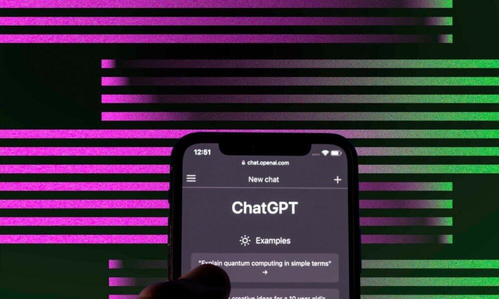 Imagem de um smartphone exibindo uma tela de chat com ChatGPT, fundo com linhas coloridas em rosa e verde.