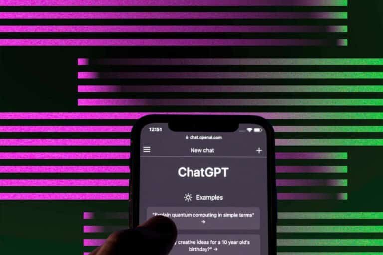 Imagem de um smartphone exibindo uma tela de chat com ChatGPT, fundo com linhas coloridas em rosa e verde.