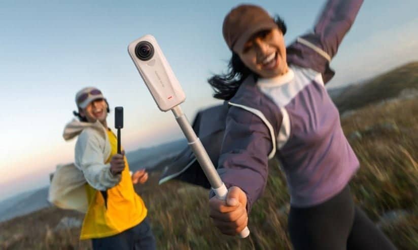Câmera 360º portátil para aventuras ao ar livre com mulheres explorando a natureza.