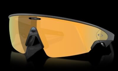 Óculos de proteção inteligente com visor dourado e tecnologia de ponta, ideal para atividades ao ar livre e esportes.