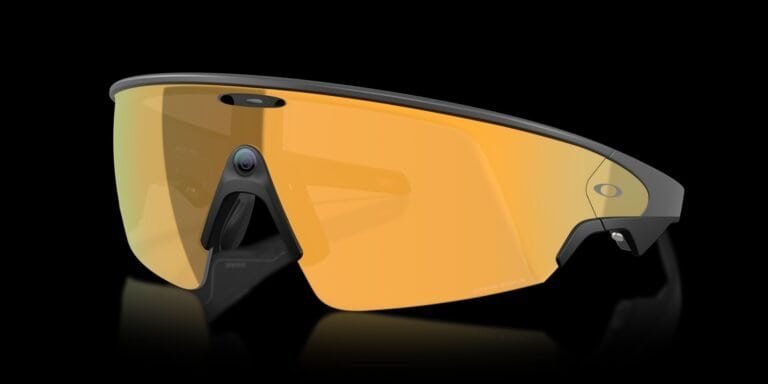 Óculos de proteção inteligente com visor dourado e tecnologia de ponta, ideal para atividades ao ar livre e esportes.
