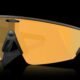 Óculos de proteção inteligente com visor dourado e tecnologia de ponta, ideal para atividades ao ar livre e esportes.