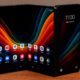 Dobrador de celular dobrável com tela dupla vibrante e tecnologia avançada para smartphones inovadores.
