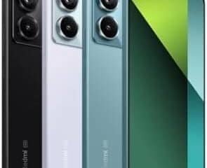 Câmera de smartphone com múltiplas lentes em diferentes cores.