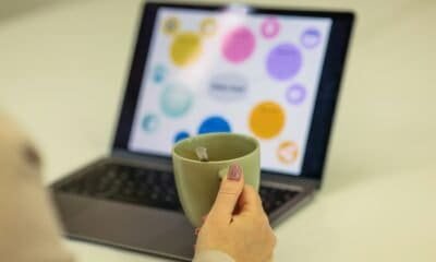 Tecnologia, computador portátil e xícara de café, ambiente de trabalho moderno.