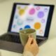 Tecnologia, computador portátil e xícara de café, ambiente de trabalho moderno.