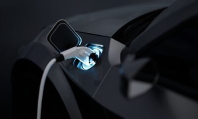 Carregador de carro elétrico conectado na tomada de carregamento veicular.