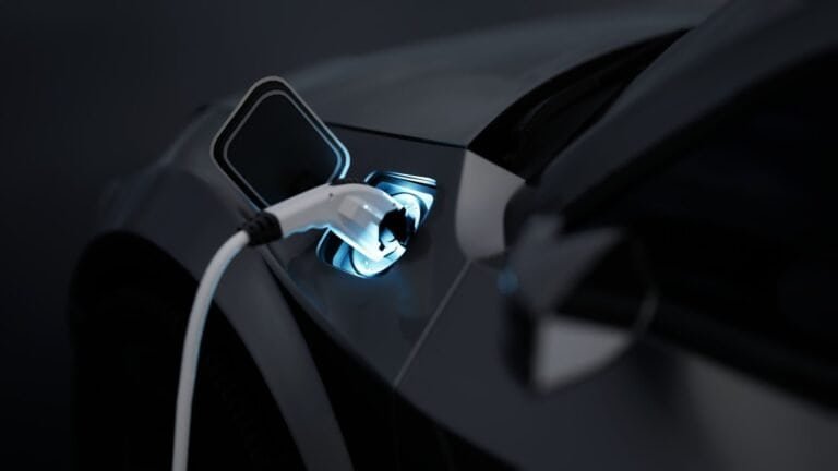Carregador de carro elétrico conectado na tomada de carregamento veicular.