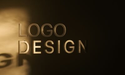 Logotipo de design com fundo escuro e iluminação suave.