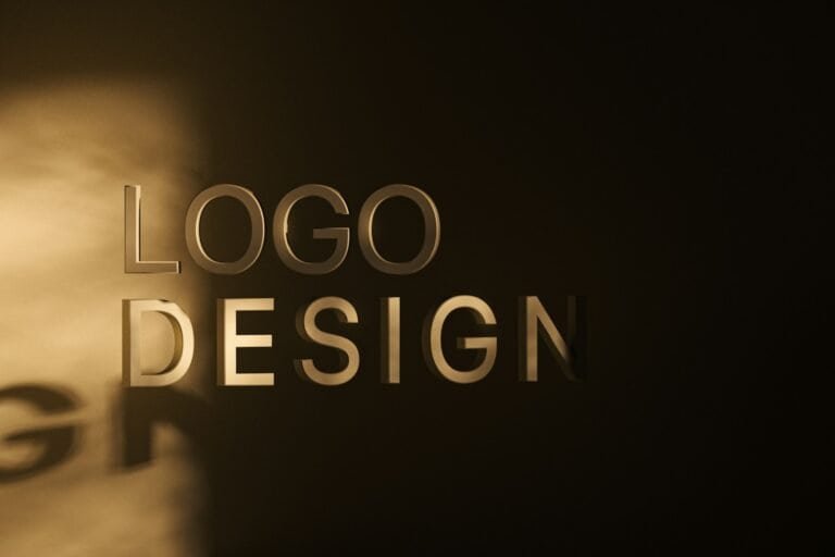 Logotipo de design com fundo escuro e iluminação suave.