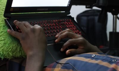Teclado gamer com iluminação vermelha para jogos de alta performance.