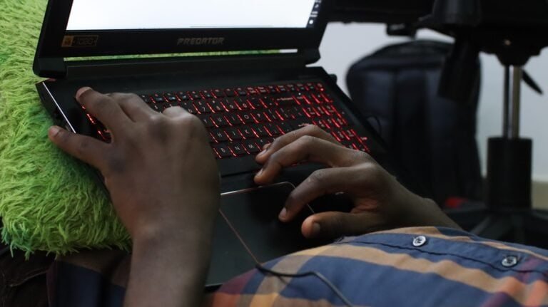 Teclado gamer com iluminação vermelha para jogos de alta performance.
