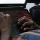 Teclado gamer com iluminação vermelha para jogos de alta performance.
