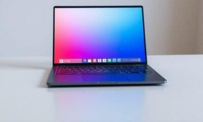 Laptop moderno com tela brilhante de alto desempenho | Seu Guia de Tecnologia.