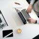 Notebooks e tecnologia no escritório com laptop, telefone, tablet e objetos de trabalho.