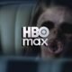 Zumbi assustador na TV de alta definição com logotipo HBO Max ao centro.