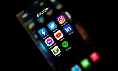 Aplicativos de redes sociais em smartphone, incluindo Facebook, Instagram, Twitter, YouTube, LinkedIn, Messenger e Spotify.