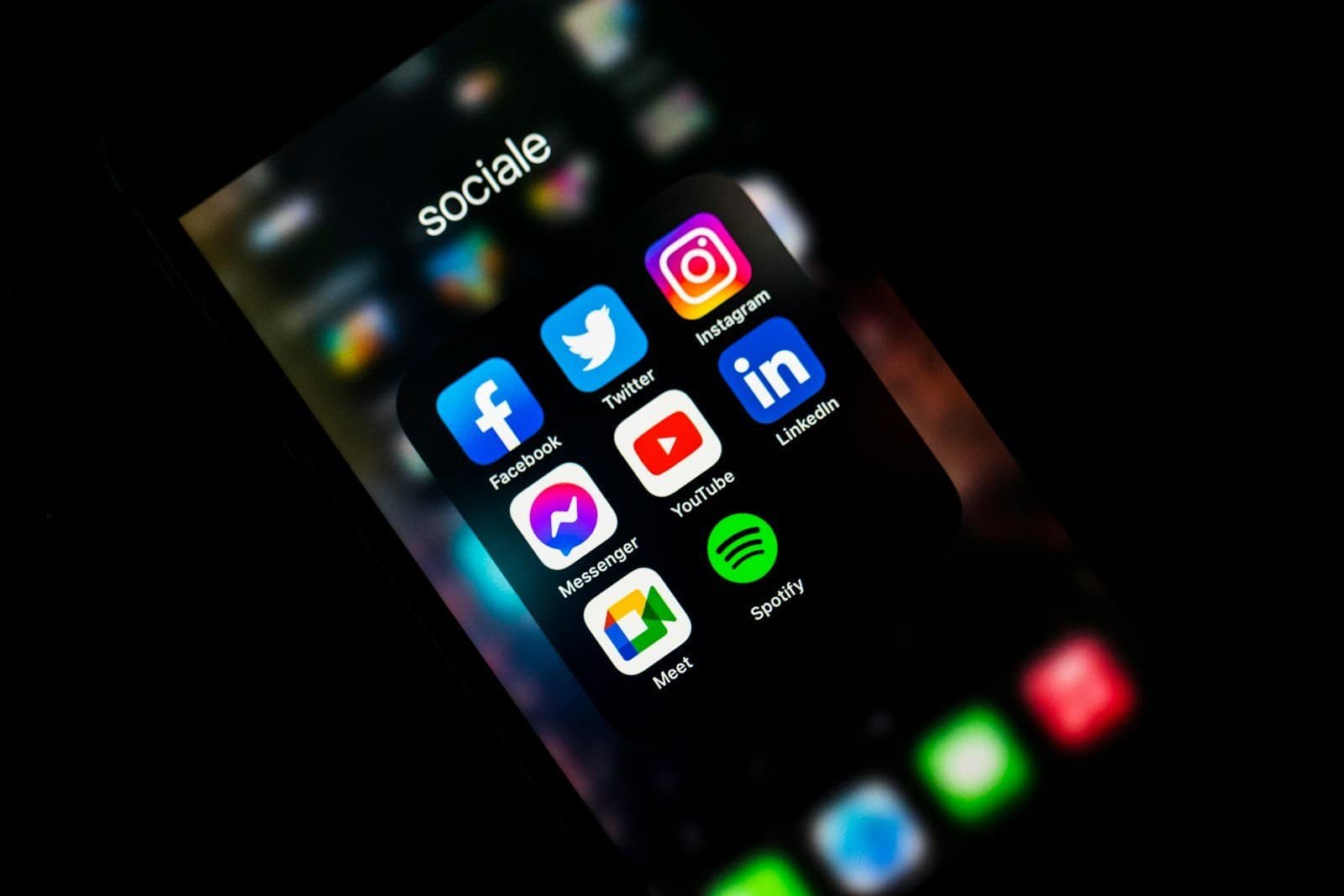 Aplicativos de redes sociais em smartphone, incluindo Facebook, Instagram, Twitter, YouTube, LinkedIn, Messenger e Spotify.