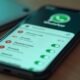 WhatsApp no celular, aplicativo de mensagens instantâneas, tecnologia móvel, comunicação digital, smartphone, conexão, app de mensagens, inovação tecnológica, redes sociais, tecnologia de comunicação.