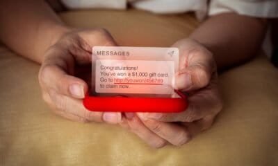 Aparelho de celular exibindo mensagem de golpe de fraude digital e phishing de scam.