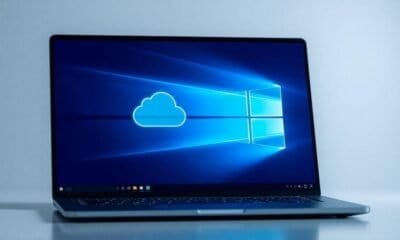 Cloud computing e tecnologia Microsoft Windows em laptop aberto com tela digital; inovação tecnológica.