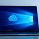 Cloud computing e tecnologia Microsoft Windows em laptop aberto com tela digital; inovação tecnológica.