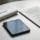 Diploma, smartphone e documentos sobre mesa de estudo.
