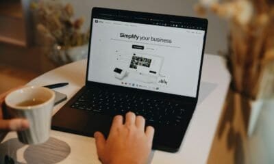 Tecnologia para negócios, laptop com site de vendas, digitalização, soluções empresariais, inovação digital.