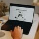Tecnologia para negócios, laptop com site de vendas, digitalização, soluções empresariais, inovação digital.