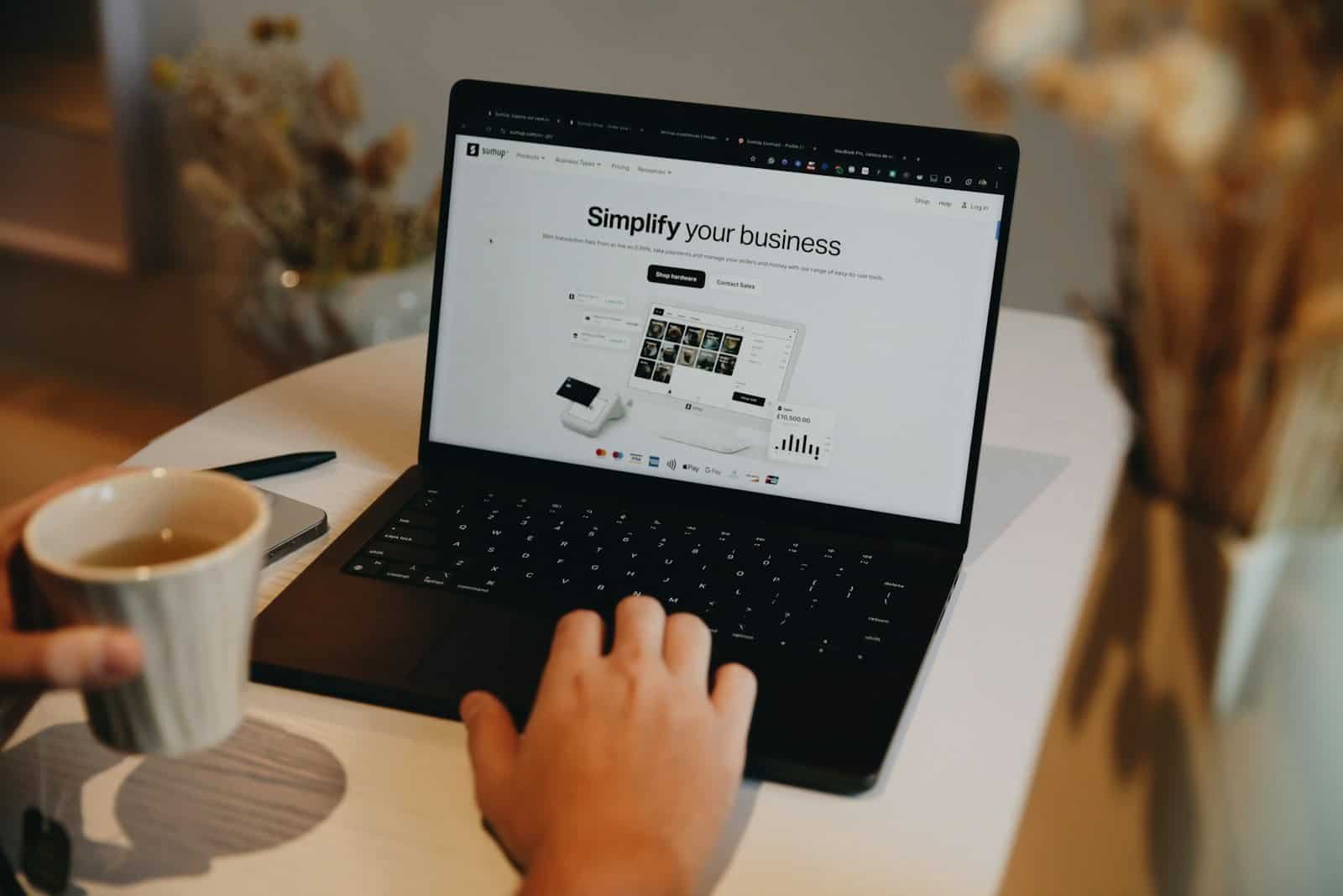 Tecnologia para negócios, laptop com site de vendas, digitalização, soluções empresariais, inovação digital.