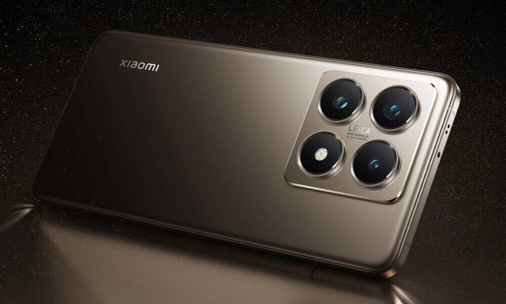 Câmera de smartphone com quatro lentes e acabamento elegante em cores metálicas.