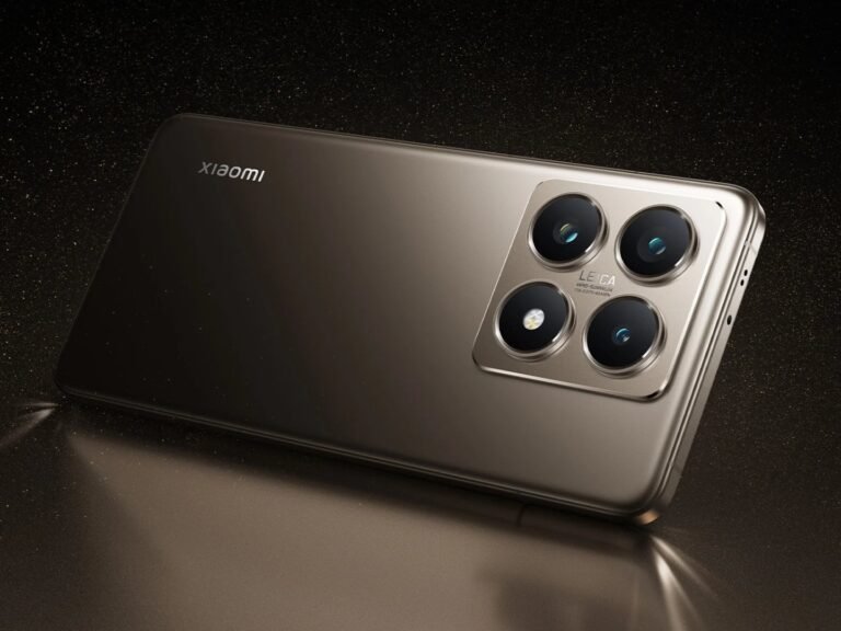 Câmera de smartphone com quatro lentes e acabamento elegante em cores metálicas.