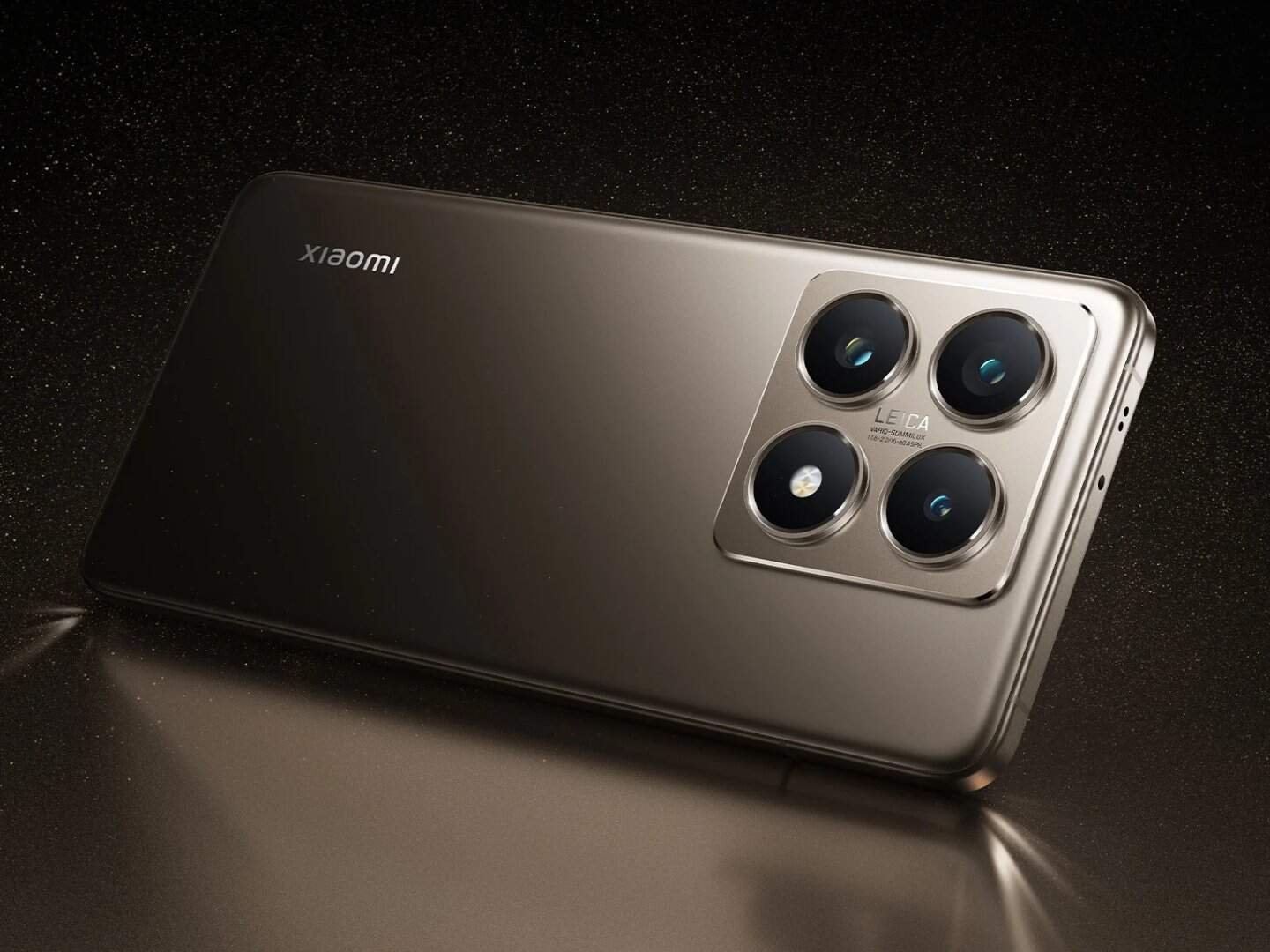 Câmera de smartphone com quatro lentes e acabamento elegante em cores metálicas.