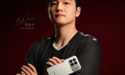 Tecnologia de smartphones, fundo vermelho, jovem com celular moderno, lançamento de 2023, assinatura de influencer.