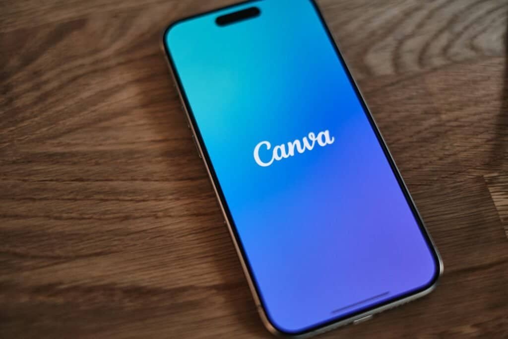 Aplicativo Canva no celular, edição de imagens e design gráfico, ferramenta de criatividade digital.