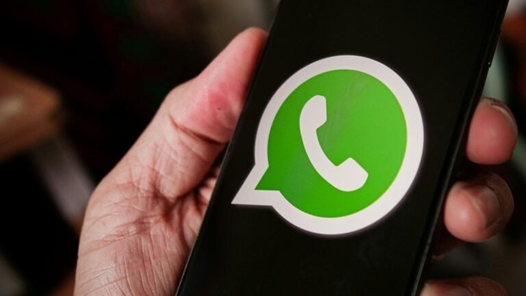 WhatsApp no celular com foco na tela; aplicativo de mensagens instantâneas popular.