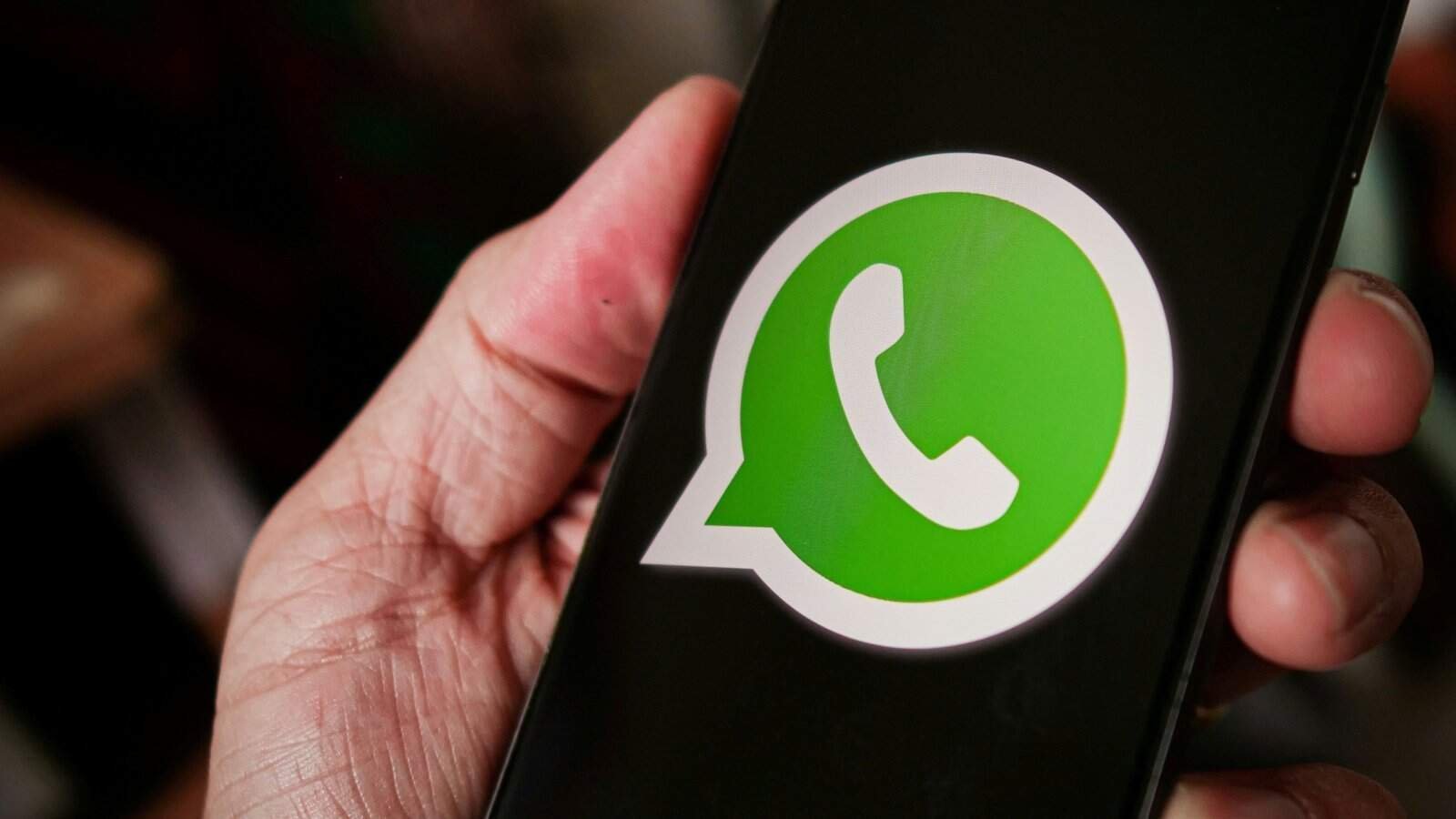WhatsApp no celular com foco na tela; aplicativo de mensagens instantâneas popular.