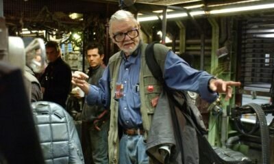 Cena de filme de tecnologia com personagens em cenário industrial.