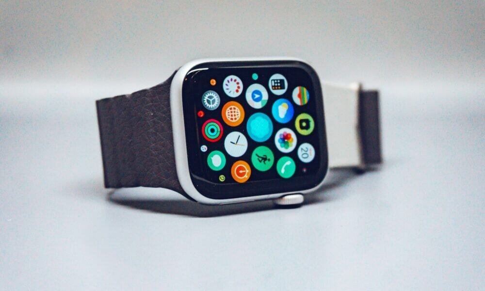 Smartwatch com aplicativos de tecnologia e comunicação, tecnologia wearable, gadgets e inovação tecnológica.