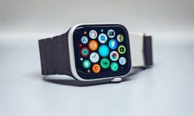 Smartwatch com aplicativos de tecnologia e comunicação, tecnologia wearable, gadgets e inovação tecnológica.