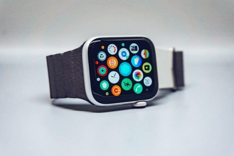 Smartwatch com aplicativos de tecnologia e comunicação, tecnologia wearable, gadgets e inovação tecnológica.